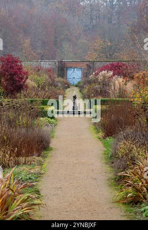 Fontaine dans Helmsley Walled Garden avec des portes en bois bleu comme toile de fond. ROYAUME-UNI Banque D'Images