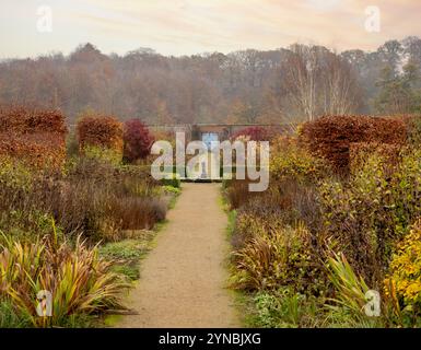 Regardez le chemin central du Helmsley Walled Garden vers la fontaine, et la porte au-delà. Helmsley, Yorkshire du Nord. Banque D'Images