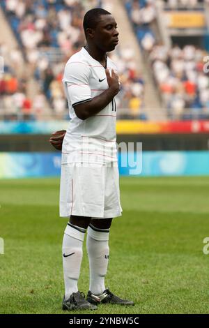 TIANJIN, CHINE - 7 AOÛT : Freddy Adu, des États-Unis, s'aligne pour l'hymne national avant un match du groupe B contre le Japon aux Jeux Olympiques de Beijing le 7 août 2008 au Tianjin Olympic Sports Center Stadium à Tianjin, en Chine. Usage éditorial exclusif. (Photographie de Jonathan Paul Larsen / Diadem images) Banque D'Images