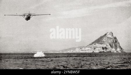 Un entraînement PBY Catalina avec des bombes fumigènes au large de Gibraltar pendant la seconde Guerre mondiale. Tiré de Wings of War, publié en 1942. Banque D'Images