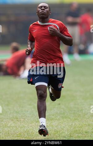 TIANJIN, CHINE - 7 AOÛT : Freddy Adu, des États-Unis, se réchauffe avant un match du Groupe B contre le Japon lors du tournoi de football des Jeux Olympiques de Beijing le 7 août 2008 au Tianjin Olympic Sports Center Stadium à Tianjin, en Chine. Usage éditorial exclusif. (Photographie de Jonathan Paul Larsen / Diadem images) Banque D'Images