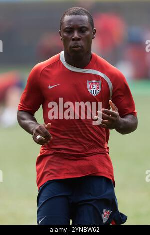 TIANJIN, CHINE - 7 AOÛT : Freddy Adu, des États-Unis, se réchauffe avant un match du Groupe B contre le Japon lors du tournoi de football des Jeux Olympiques de Beijing le 7 août 2008 au Tianjin Olympic Sports Center Stadium à Tianjin, en Chine. Usage éditorial exclusif. (Photographie de Jonathan Paul Larsen / Diadem images) Banque D'Images