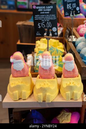 Des barres de savon en forme de Père Noël sur son traîneau à vendre dans le magasin Lush du Walt Whitman Mall Shopping Center à Huntington Station, New York Banque D'Images