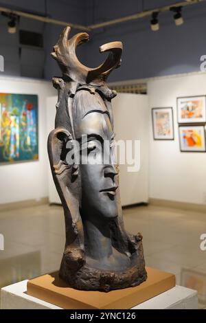 Kolkata, Inde, 25 novembre 2024. La 55e exposition annuelle de peinture, sculpture et dessin a été inaugurée le 25 novembre 2024 à l'Académie des Beaux-Arts Organisé par l'Orchestre des peintres de Calcutta, l'événement présente des œuvres des artistes de renom Biraj Kumar Paul, Dibyendu Basu, Dr Bibekananda Mukherjee, Jahar Dasgupta, Manasi Mitra, Partha Pratim Deb, Santanu Bhattacharya, Sisir Ranjan Tikadar, Swapan Kumar Saha, Shyamal Mukherjee, Bijoy Basak, et Pulak Das. L'exposition, qui couvre la galerie centrale et nord, se déroulera jusqu'au 1er décembre, offrant une célébration vibrante de l'artiste Banque D'Images