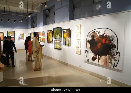 Kolkata, Inde, 25 novembre 2024. La 55e exposition annuelle de peinture, sculpture et dessin a été inaugurée le 25 novembre 2024 à l'Académie des Beaux-Arts Organisé par l'Orchestre des peintres de Calcutta, l'événement présente des œuvres des artistes de renom Biraj Kumar Paul, Dibyendu Basu, Dr Bibekananda Mukherjee, Jahar Dasgupta, Manasi Mitra, Partha Pratim Deb, Santanu Bhattacharya, Sisir Ranjan Tikadar, Swapan Kumar Saha, Shyamal Mukherjee, Bijoy Basak, et Pulak Das. L'exposition, qui couvre la galerie centrale et nord, se déroulera jusqu'au 1er décembre, offrant une célébration vibrante de l'artiste Banque D'Images