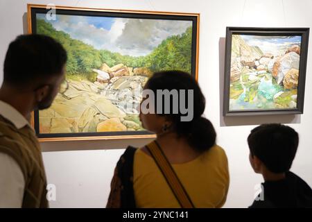 Kolkata, Inde, 25 novembre 2024. La 55e exposition annuelle de peinture, sculpture et dessin a été inaugurée le 25 novembre 2024 à l'Académie des Beaux-Arts Organisé par l'Orchestre des peintres de Calcutta, l'événement présente des œuvres des artistes de renom Biraj Kumar Paul, Dibyendu Basu, Dr Bibekananda Mukherjee, Jahar Dasgupta, Manasi Mitra, Partha Pratim Deb, Santanu Bhattacharya, Sisir Ranjan Tikadar, Swapan Kumar Saha, Shyamal Mukherjee, Bijoy Basak, et Pulak Das. L'exposition, qui couvre la galerie centrale et nord, se déroulera jusqu'au 1er décembre, offrant une célébration vibrante de l'artiste Banque D'Images