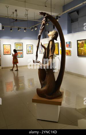 Kolkata, Inde, 25 novembre 2024. La 55e exposition annuelle de peinture, sculpture et dessin a été inaugurée le 25 novembre 2024 à l'Académie des Beaux-Arts Organisé par l'Orchestre des peintres de Calcutta, l'événement présente des œuvres des artistes de renom Biraj Kumar Paul, Dibyendu Basu, Dr Bibekananda Mukherjee, Jahar Dasgupta, Manasi Mitra, Partha Pratim Deb, Santanu Bhattacharya, Sisir Ranjan Tikadar, Swapan Kumar Saha, Shyamal Mukherjee, Bijoy Basak, et Pulak Das. L'exposition, qui couvre la galerie centrale et nord, se déroulera jusqu'au 1er décembre, offrant une célébration vibrante de l'artiste Banque D'Images