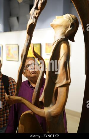 Kolkata, Inde, 25 novembre 2024. La 55e exposition annuelle de peinture, sculpture et dessin a été inaugurée le 25 novembre 2024 à l'Académie des Beaux-Arts Organisé par l'Orchestre des peintres de Calcutta, l'événement présente des œuvres des artistes de renom Biraj Kumar Paul, Dibyendu Basu, Dr Bibekananda Mukherjee, Jahar Dasgupta, Manasi Mitra, Partha Pratim Deb, Santanu Bhattacharya, Sisir Ranjan Tikadar, Swapan Kumar Saha, Shyamal Mukherjee, Bijoy Basak, et Pulak Das. L'exposition, qui couvre la galerie centrale et nord, se déroulera jusqu'au 1er décembre, offrant une célébration vibrante de l'artiste Banque D'Images