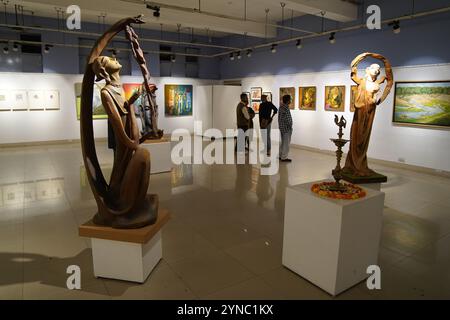 Kolkata, Inde, 25 novembre 2024. La 55e exposition annuelle de peinture, sculpture et dessin a été inaugurée le 25 novembre 2024 à l'Académie des Beaux-Arts Organisé par l'Orchestre des peintres de Calcutta, l'événement présente des œuvres des artistes de renom Biraj Kumar Paul, Dibyendu Basu, Dr Bibekananda Mukherjee, Jahar Dasgupta, Manasi Mitra, Partha Pratim Deb, Santanu Bhattacharya, Sisir Ranjan Tikadar, Swapan Kumar Saha, Shyamal Mukherjee, Bijoy Basak, et Pulak Das. L'exposition, qui couvre la galerie centrale et nord, se déroulera jusqu'au 1er décembre, offrant une célébration vibrante de l'artiste Banque D'Images