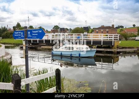 Royaume-Uni, Angleterre, Gloucestershire, Vale of Berkeley, Purton, Gloucester et Sharpness canal, bateau passant par le pont tournant Banque D'Images