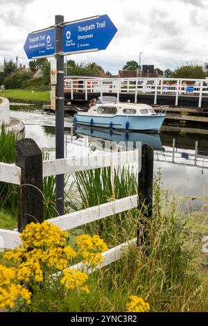 Royaume-Uni, Angleterre, Gloucestershire, Vale of Berkeley, Purton, Gloucester et Sharpness canal, bateau passant par le pont tournant au poste de sigle de Towpath Trail Banque D'Images