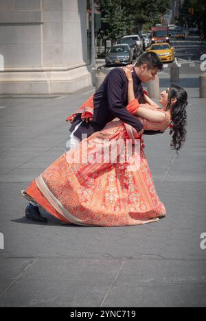 Un joli couple hindou poser pour photos avant-mariage sous l'arche de Washington Square Park à Greenwich Village, Manhattan, New York. Banque D'Images