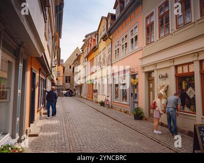 Erfurt, Allemagne - 21 mai 2023 : allée sur le pont des marchands, Kraemerbruecke à Erfurt, Allemagne. Il a été construit en 1325. Le seul pont au nord des Alpes qui est construit entièrement avec des maisons Banque D'Images