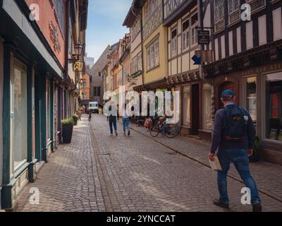 Erfurt, Allemagne - 22 mai 2023 : allée sur le pont des marchands, Kraemerbruecke à Erfurt, Allemagne. Il a été construit en 1325. Le seul pont au nord des Alpes qui est construit entièrement avec des maisons Banque D'Images