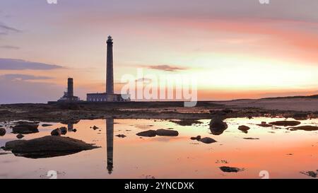 057 aube colorée sur le Phare de Gatteville Phare et le sémaphore, deuxième plus haut de tout le pays à 75 mètres. Barfleur-Normandie-France. Banque D'Images