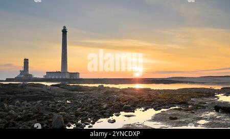 060 aube colorée sur le Phare de Gatteville Phare et le sémaphore, deuxième plus haut de tout le pays à 75 mètres. Barfleur-Normandie-France. Banque D'Images