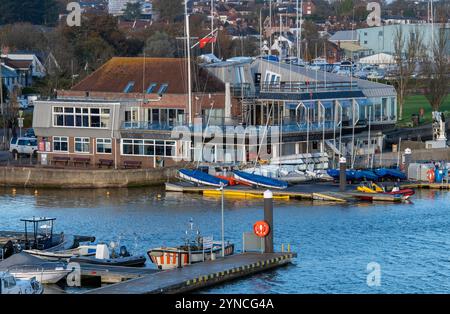 Le Royal Lymington yacht club sur le bord de l'eau de la rivière Lymington dans la New Forest, Hampshire, Royaume-Uni Banque D'Images