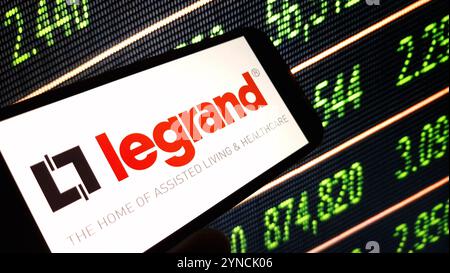 Konskie, Pologne - 24 novembre 2024 : logo de la société Legrand affiché sur le téléphone portable Banque D'Images