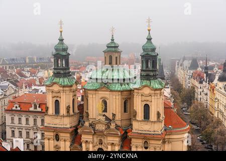 Vue aérienne de la ville de Prague avec église Saint Nicolas au premier plan, République tchèque. Banque D'Images