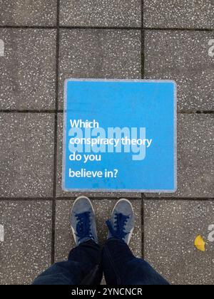 Londres, Royaume-Uni - 1er septembre 2019 - Un panneau sur le trottoir s'interroge sur le sujet des théories du complot Banque D'Images