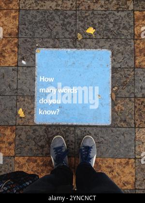 Londres, Royaume-Uni - 1er septembre 2019 - Un panneau sur le trottoir s'interroge sur le sujet de l'éducation et de la littérature. Banque D'Images