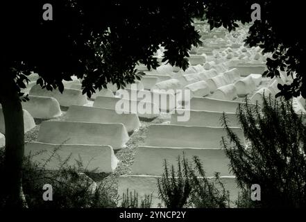 L'ancien cimetière juif poignant dans le quartier de la Kasbah de la vieille ville Marrakech au Maroc dans le Maghreb saharien en Afrique du Nord Banque D'Images