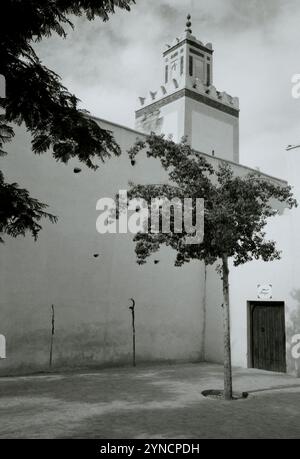 Une mosquée et un terrain de football dans le quartier de la Kasbah de l'ancienne ville de Marrakech au Maroc dans le Maghreb saharien dans le nord de l'Arfica Banque D'Images