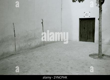 Une mosquée et un terrain de football dans le quartier de la Kasbah de l'ancienne ville de Marrakech au Maroc dans le Maghreb saharien dans le nord de l'Arfica Banque D'Images