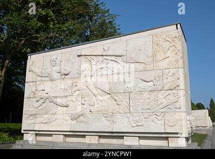 Un des 16 sarcophages avec des sculptures en relief d'une scène de guerre. Mémorial soviétique de guerre, Treptower Park, Berlin, Allemagne. Banque D'Images