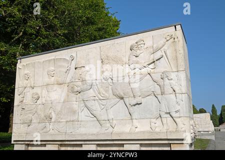 Un des 16 sarcophages avec des sculptures en relief d'une scène de guerre. Mémorial soviétique de guerre, Treptower Park, Berlin, Allemagne. Banque D'Images