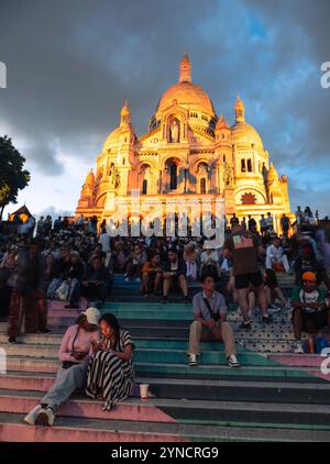 Foules de personnes au coucher du soleil, Basilique du Sacré-cœur de Montmartre, Montmartre, Paris, France, Europe, UE. Banque D'Images