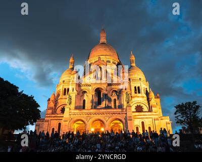 Foules de personnes au coucher du soleil, Basilique du Sacré-cœur de Montmartre, Montmartre, Paris, France, Europe, UE. Banque D'Images