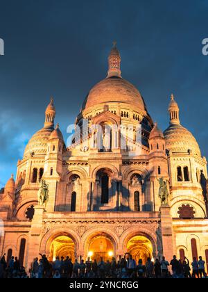 Foules de personnes au coucher du soleil, Basilique du Sacré-cœur de Montmartre, Montmartre, Paris, France, Europe, UE. Banque D'Images