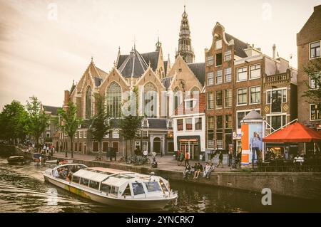 Amsterdam, pays-Bas, 12 juillet 2012 : photo extérieure du quartier rouge (de Wallen) et de Oude Kerk, le plus ancien bâtiment et la plus ancienne église d’Amsterdam. Banque D'Images