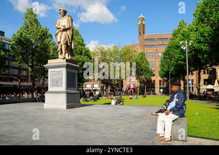 Amsterdam, pays-Bas, 2012 : Statue de Rembrandt à Rembrandtplein, une place majeure dans le centre d'Amsterdam, pays-Bas, nommée d'après le peintre Rembrant. Banque D'Images