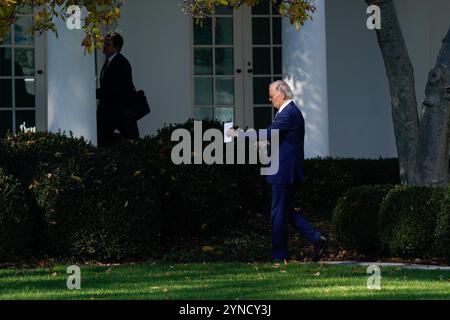 Washington, États-Unis. 25 novembre 2024. Le président AMÉRICAIN Joe Biden pardonne Turkeys Peach et Blossom du Minnesota pour célébrer le 77e anniversaire de la présentation de la Turquie de Thanksgiving sur la pelouse sud de la Maison Blanche à Washington le 25 novembre 2024. Photo de Yuri Gripas/UPI crédit : UPI/Alamy Live News Banque D'Images