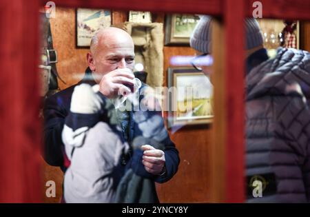 Berlin, Allemagne. 25 novembre 2024. Kai Wegner (CDU), maire de Berlin, visite le marché de Noël devant le Rotes Rathaus. Crédit : Hannes P. Albert/dpa/Alamy Live News Banque D'Images