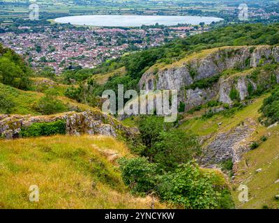 Vue sur les falaises de calcaire du carbonifère à Cheddar gorge une attraction touristique dans les collines de Mendip dans le Somerset sud-ouest de l'Angleterre Royaume-Uni Banque D'Images