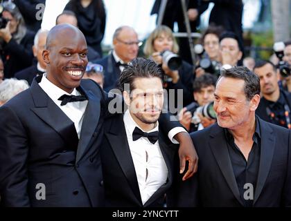 Jean-Pascal Zadi, François civil et Gilles Lellouche sur le tapis rouge du Festival de Cannes 2024 pour Beating Hearts. Banque D'Images