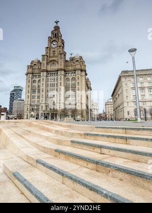 Des marches mènent au Royal Liver Building, fièrement situé sur le front de mer de Liverpool dans le Merseyside. Banque D'Images