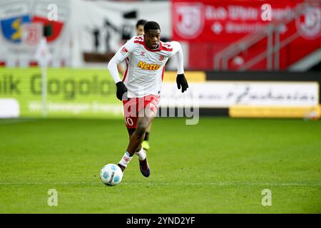 Regensburg, Deutschland. 24 novembre 2024. Fussball ; Spieltag 13 ; 2. Bundesliga ; saison 2024/2025, Jahn Regensburg gegen FC Magdeburg AM 24.11.2024 in Regensburg UBz : 40 Mansour Ouro-Tagba, Jahn Regensburg. Crédit : dpa/Alamy Live News Banque D'Images