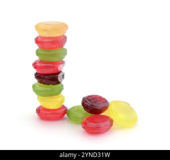 Pile de délicieux bonbons colorés isolés sur blanc. Banque D'Images