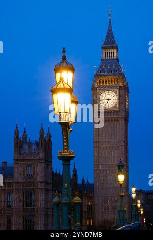 Lampadaire illuminé de Londres devant Big Ben, Londres, Angleterre, Grande-Bretagne Banque D'Images