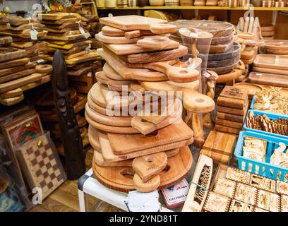 Russie, Kislovodsk - 06 décembre 2023 : divers souvenirs en bois au marché de Kislovodsk Banque D'Images