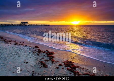 Jetée et la plage à Naples, Floride, au coucher du soleil Banque D'Images