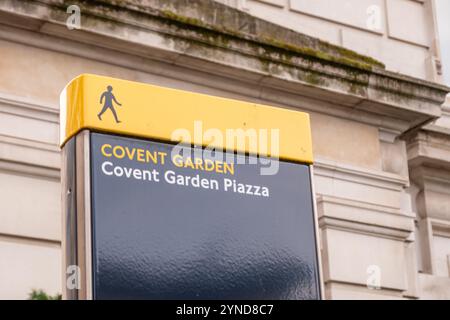 LONDRES- 21 NOVEMBRE 2024 : Covent Garden : quartier londonien du West End célèbre pour ses boutiques, restaurants, théâtres et hôtels Banque D'Images