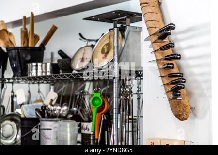 Atelier de cuisine caribéenne avec le chef Helmi Smeulders. Ustensiles de cuisson. Anjelierweg, Kòrsou, Curaçao, Curaçao Banque D'Images