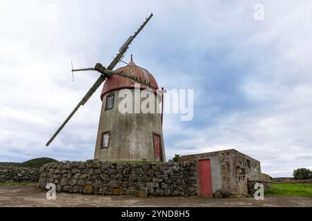 Moinho de vento do Manuel da Rita est un ancien moulin à vent situé dans le petit village de Vitoria, sur l'île de Graciosa, aux Açores. Banque D'Images