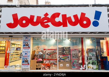 Paris, France. 25 novembre 2024. Cette photographie illustre une vue générale et l'atmosphère d'un magasin de jouets 'JoueClub/joue Club' avec la façade et le logo d'un magasin de marque joue Club. Paris, France, le 25 novembre 2024. Photo de Alexis Jumeau/ABACAPRESS. COM Credit : Abaca Press/Alamy Live News Banque D'Images