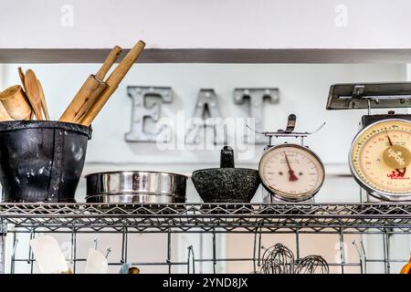 Atelier de cuisine caribéenne avec le chef Helmi Smeulders. Slogan sur le mur derrière divers outils de cuisine : MANGER. Djonora Marthaweg, Kòrsou, Curaçao, Curaçao Banque D'Images